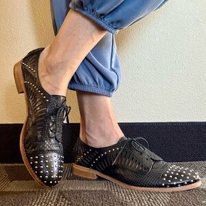 Sam & Libby studded perforated leather oxfords sz 9.5